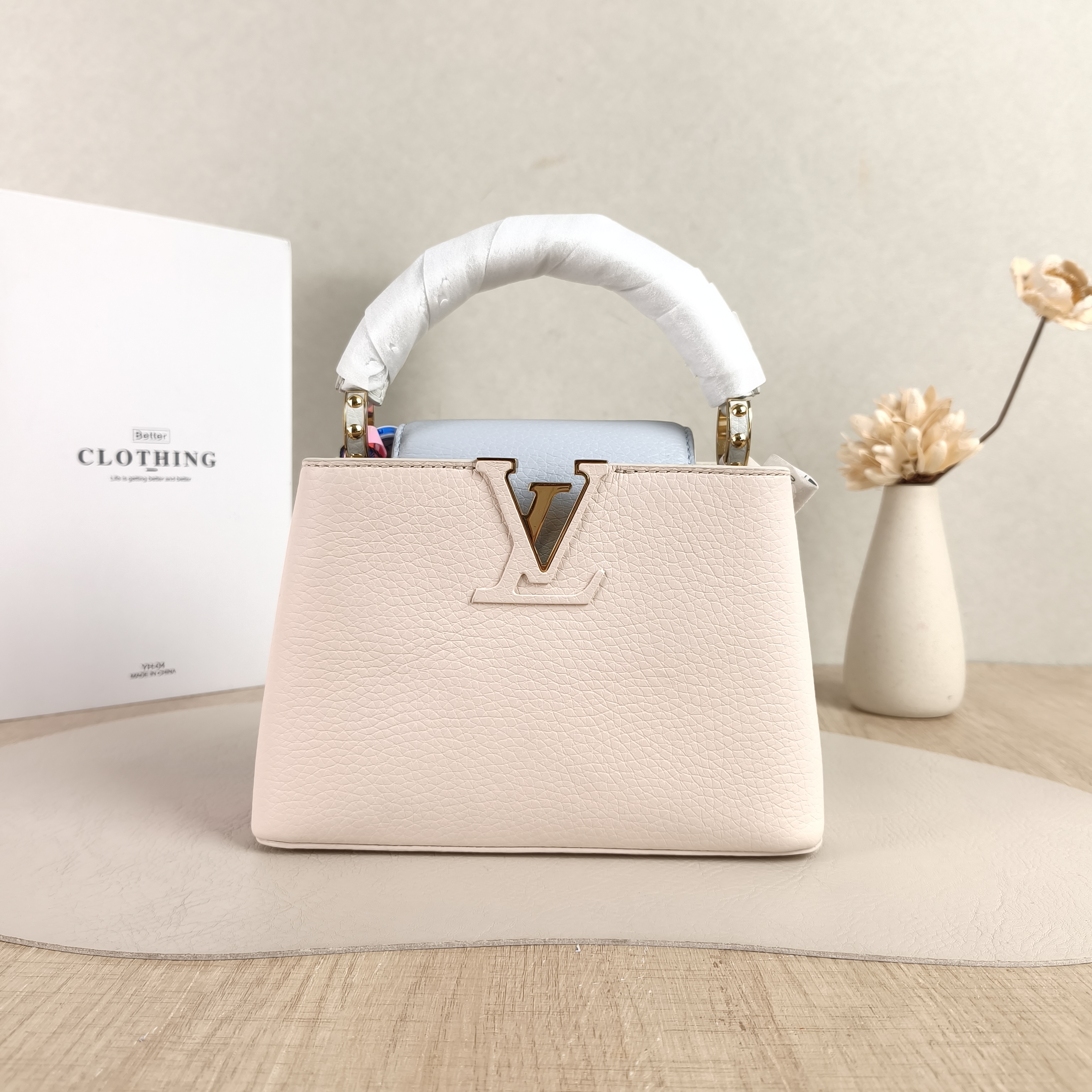 Louis Vuitton Shoulder Bag Capucines White · Blue Calfskinmini21 × 8 × 14 cm
