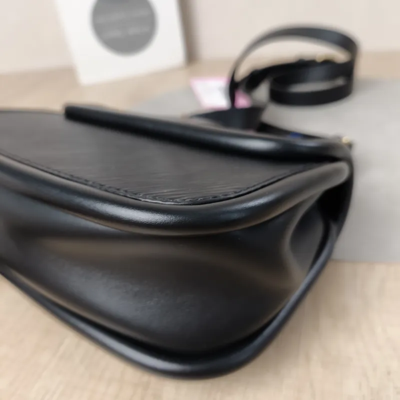 Louis Vuitton Crossbody Bag Hide and Seek Messenger Bag Black Epi Embossed Calfskin One Size21 × 8 × 15 cm — detail view 15 of 18