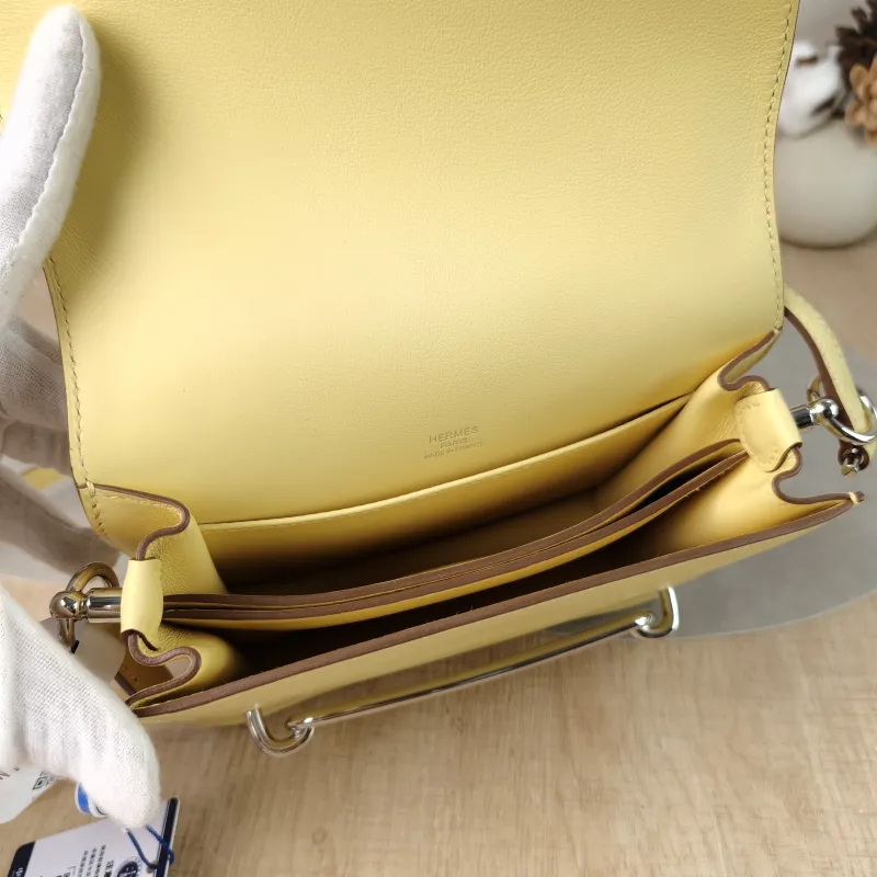 Hermès Crossbody Bag Roulis 19 1Z Swift Calfskin Mini 18 × 6 × 15 cm Z — detail view 9 of 15