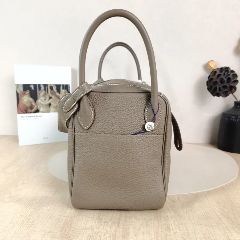 Hermès Shoulder Bag Lindy 30 TC Calfskin Medium 30 × 15 × 19 cm A — detail view 3 of 11