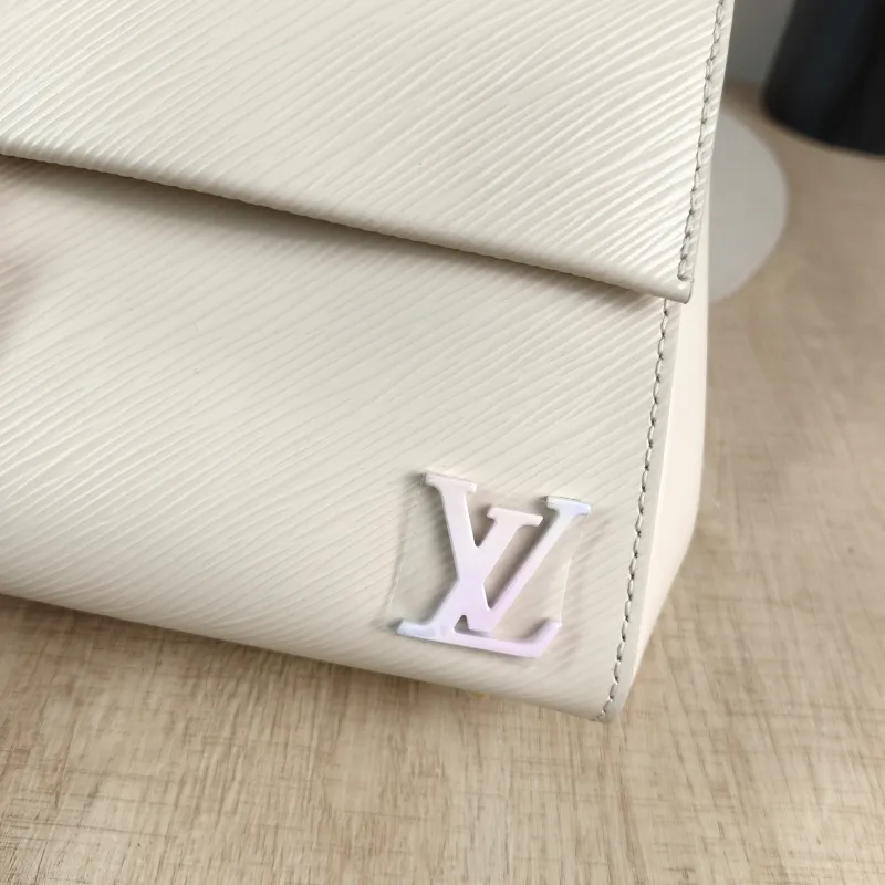 Louis Vuitton Crossbody Bag CLUNY White Epi Embossed Calfskin Mini 20 × 7.5 × 16 cm — detail view 2 of 14