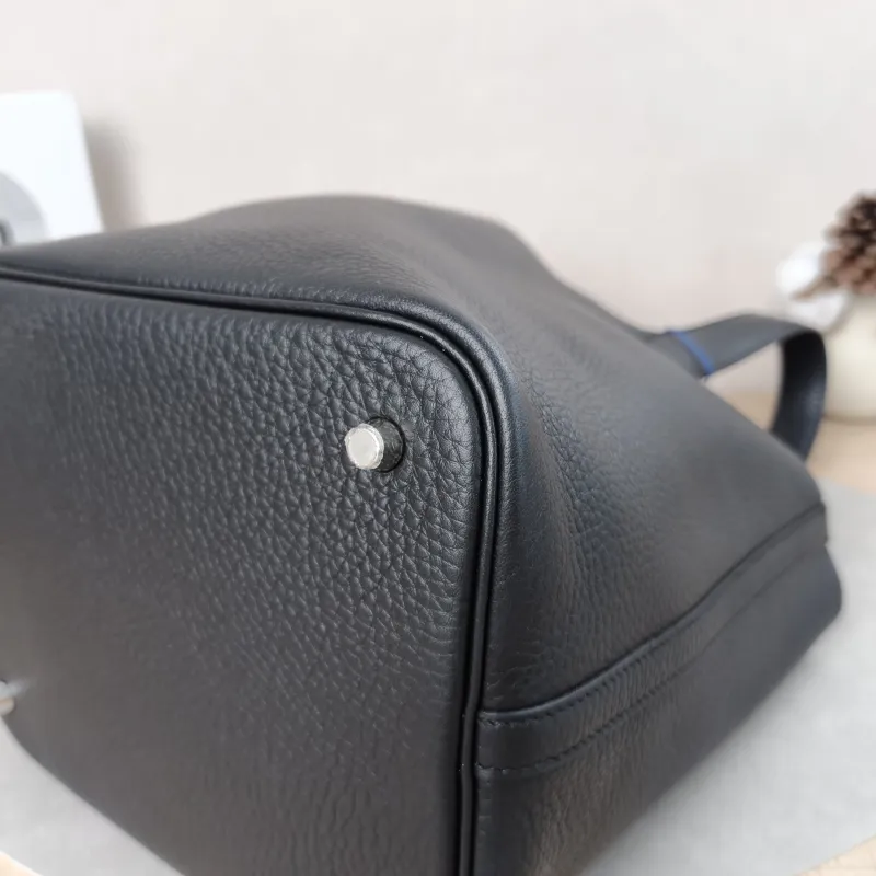Hermès Top Handle Bag Picotin Lock 22 22Black TC Calfskin Medium22 × 18 × 21 cm — detail view 15 of 18