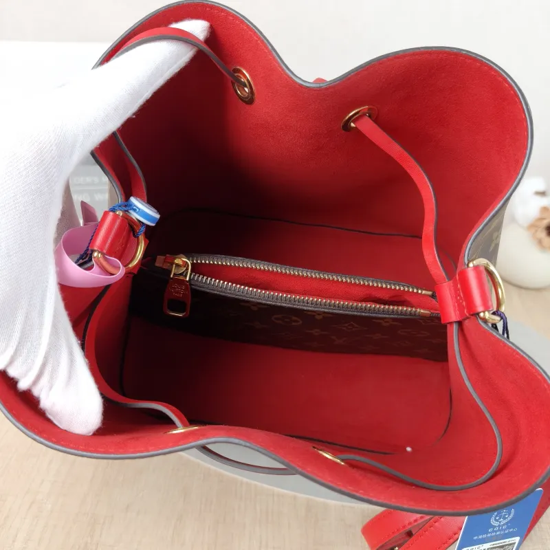 Louis Vuitton Shoulder Bag NÉONOÉ Bucket Bag PVC Medium 26 × 17.5 × 26 cm — detail view 10 of 12