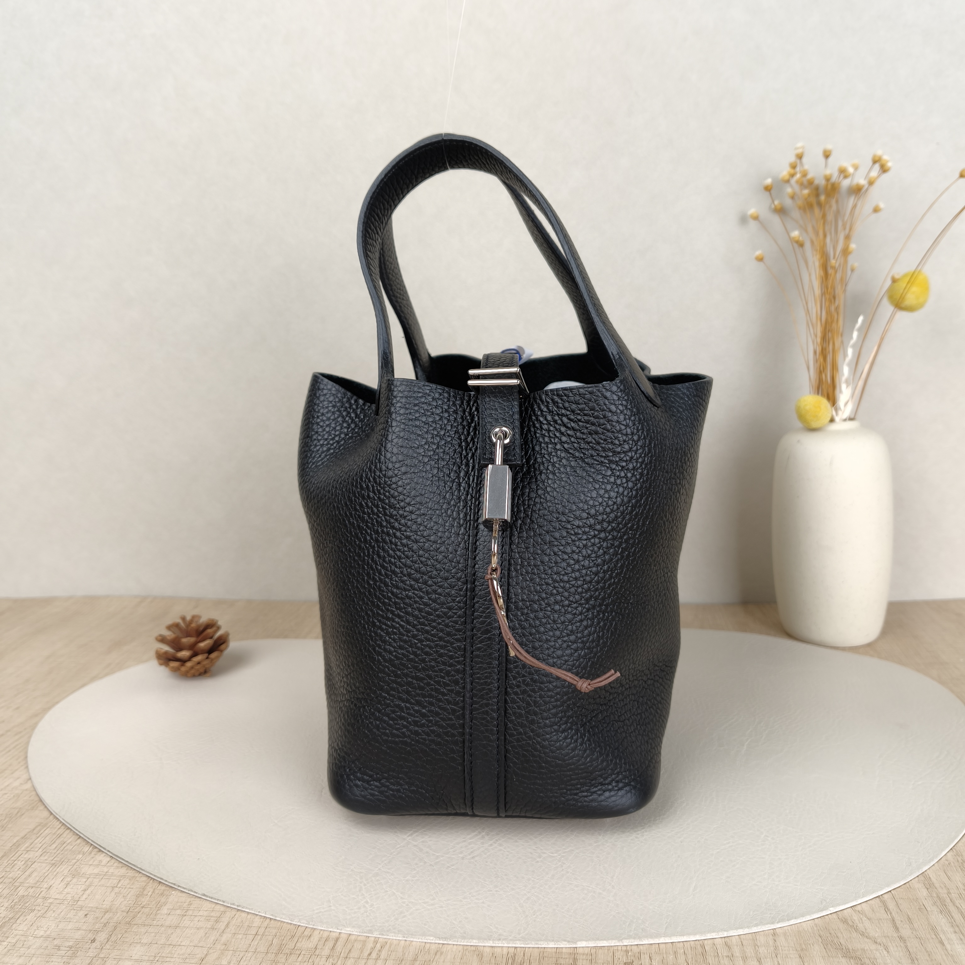 Hermès Top Handle Bag Picotin Lock 18 18Black Clemence Taurillon TC Calfskin Small18 × 13 × 19 cm