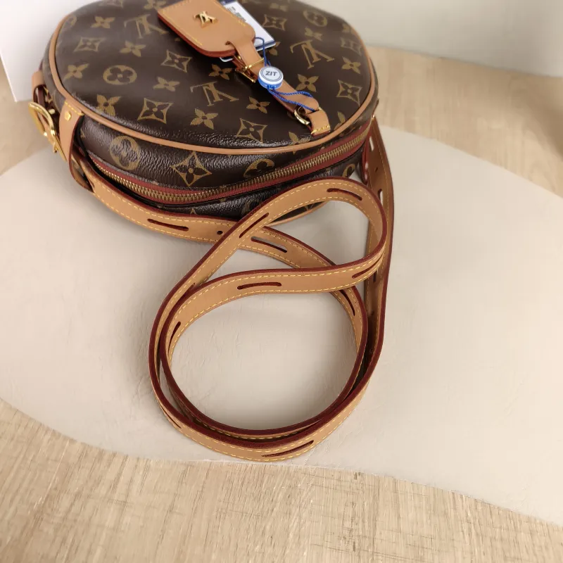 Louis Vuitton Crossbody Bag BOITE CHAPEAU SOUPLE Monogram PVC Large20 × 8 × 22.5 cm — detail view 7 of 10