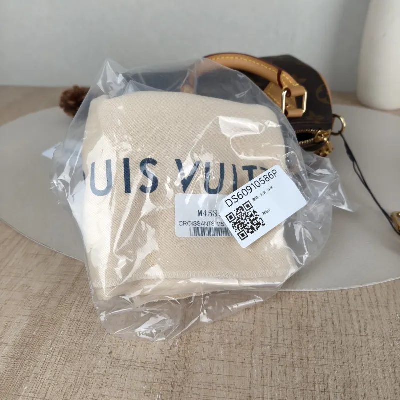 Louis Vuitton Crossbody Bag Speedy Nano Shoulder Strap PV Cnano16 × 7.5 × 10 cm — detail view 8 of 11