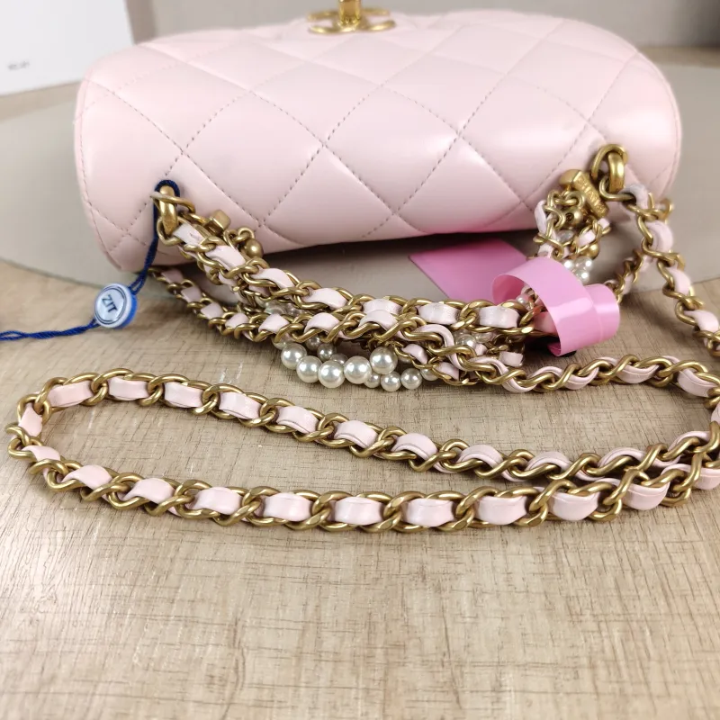 Chanel Crossbody Bag 24a Pearl Pink Lambskin Mini 19 × 7 × 13 cm — detail view 9 of 11