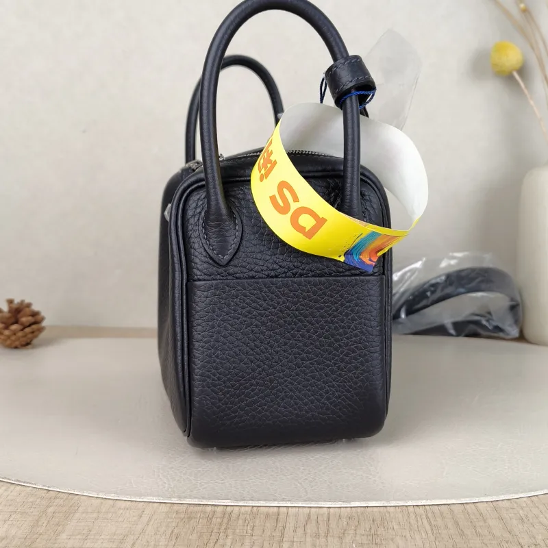 Hermès Crossbody Bag Lindy Mini 19 TC Calfskinmini19 × 9.5 × 13 cm — detail view 8 of 14