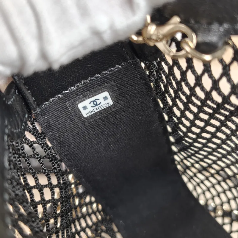 Chanel Crossbody Bag Black Lambskin One Size 21.5 × 5 × 15 cm — detail view 2 of 10