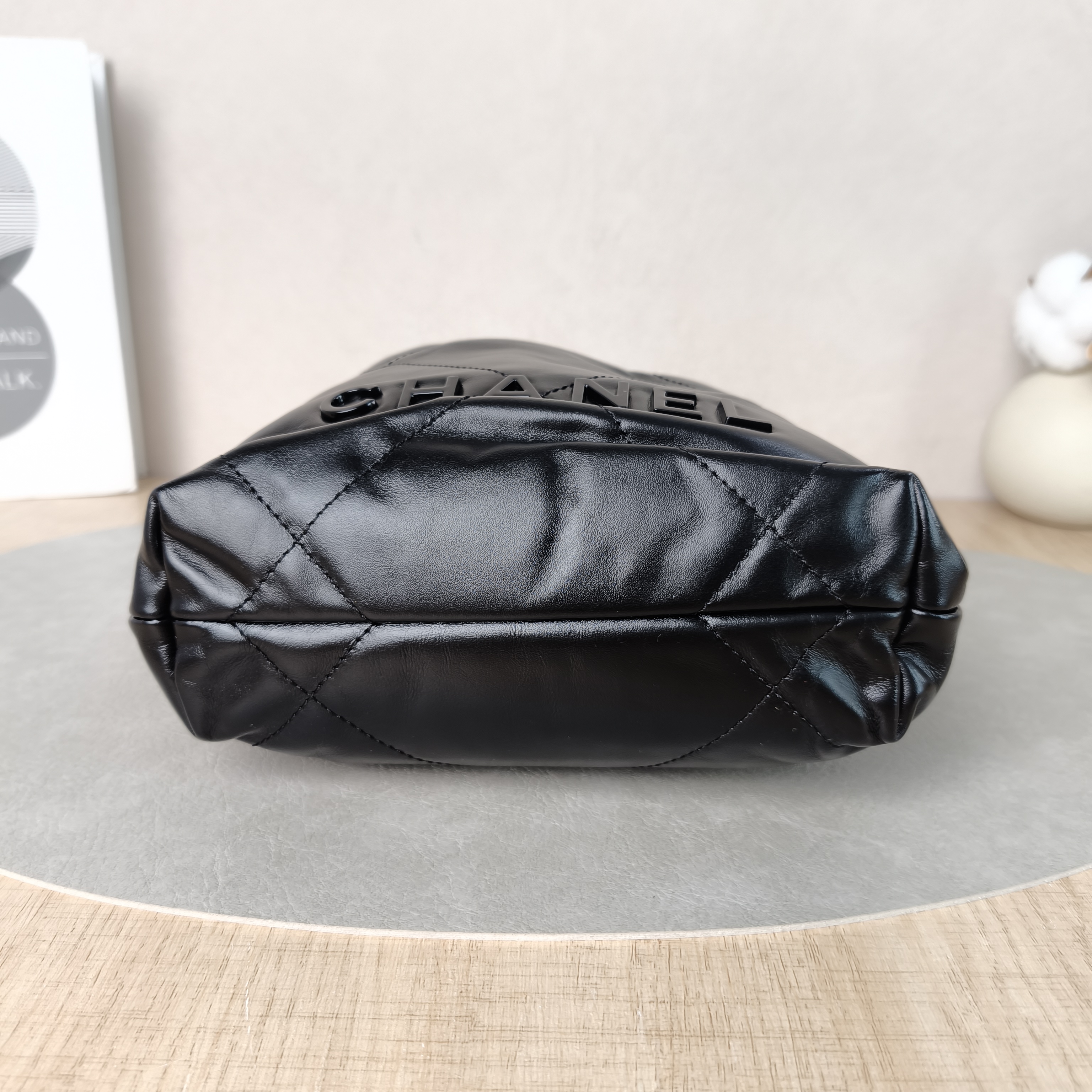 Chanel Shoulder Bag22Bag Black CC alfskinmini20 × 6 × 19 cm — cover view 2 of 6