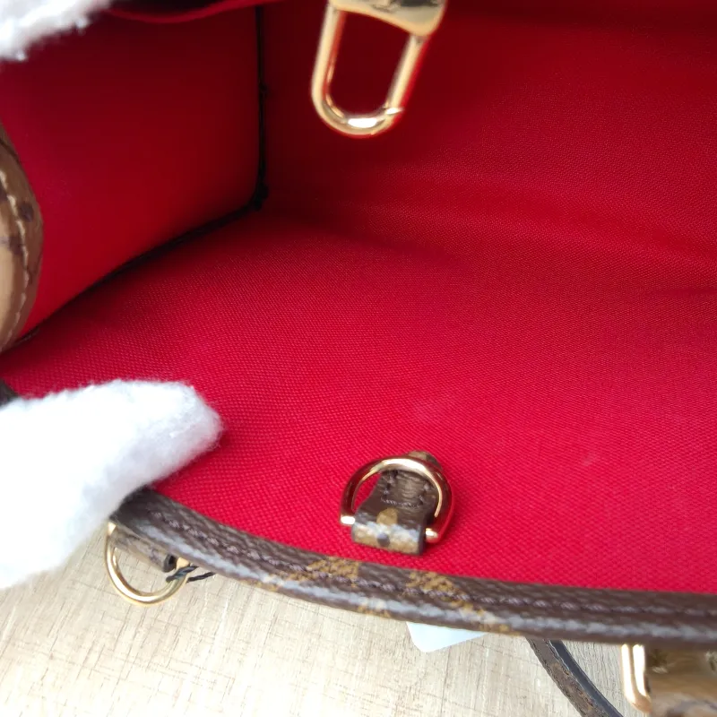 Louis Vuitton Crossbody Bag Onthego BB Monogram PVC BB 18 × 8.5 × 15 cm — detail view 13 of 14