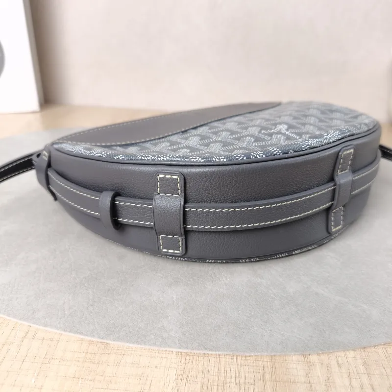 GOYARD Crossbody Bag Hirondelle Grey Canvas ine25 × 6 × 17 cm — detail view 6 of 12