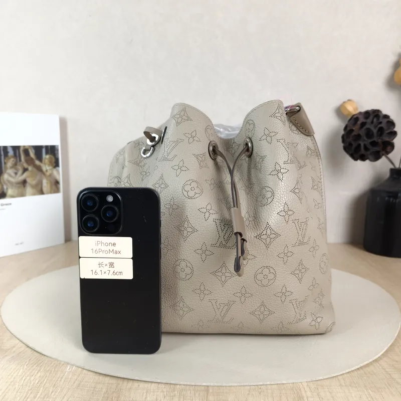 Louis Vuitton Shoulder Bag Muria Grey Calfskin One Size 26 × 14 × 26 cm — cover view 5 of 6