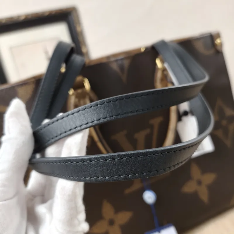 Louis Vuitton Shoulder Bag Onthego Medium Monogram PVC Medium35 × 14 × 27 cm — detail view 7 of 11