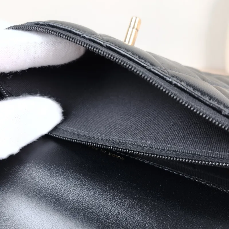 Chanel Crossbody Bag Black Lambskin 17 × 4 × 9 cm — detail view 7 of 12