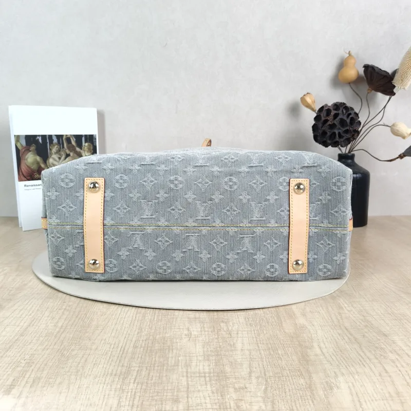 Louis Vuitton Crossbody Bag Carryall Grey Medium39 × 15 × 30 cm — cover view 4 of 6