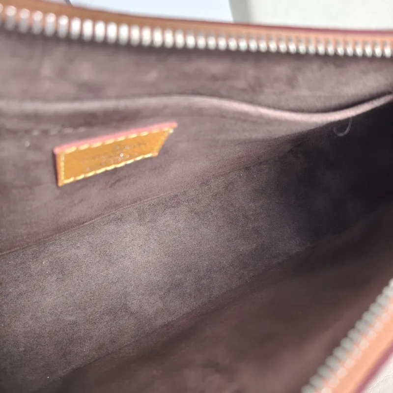 Louis Vuitton Crossbody Bag MARELLE Epi Embossed Calfskin Small 25 × 8 × 15 cm — detail view 4 of 12