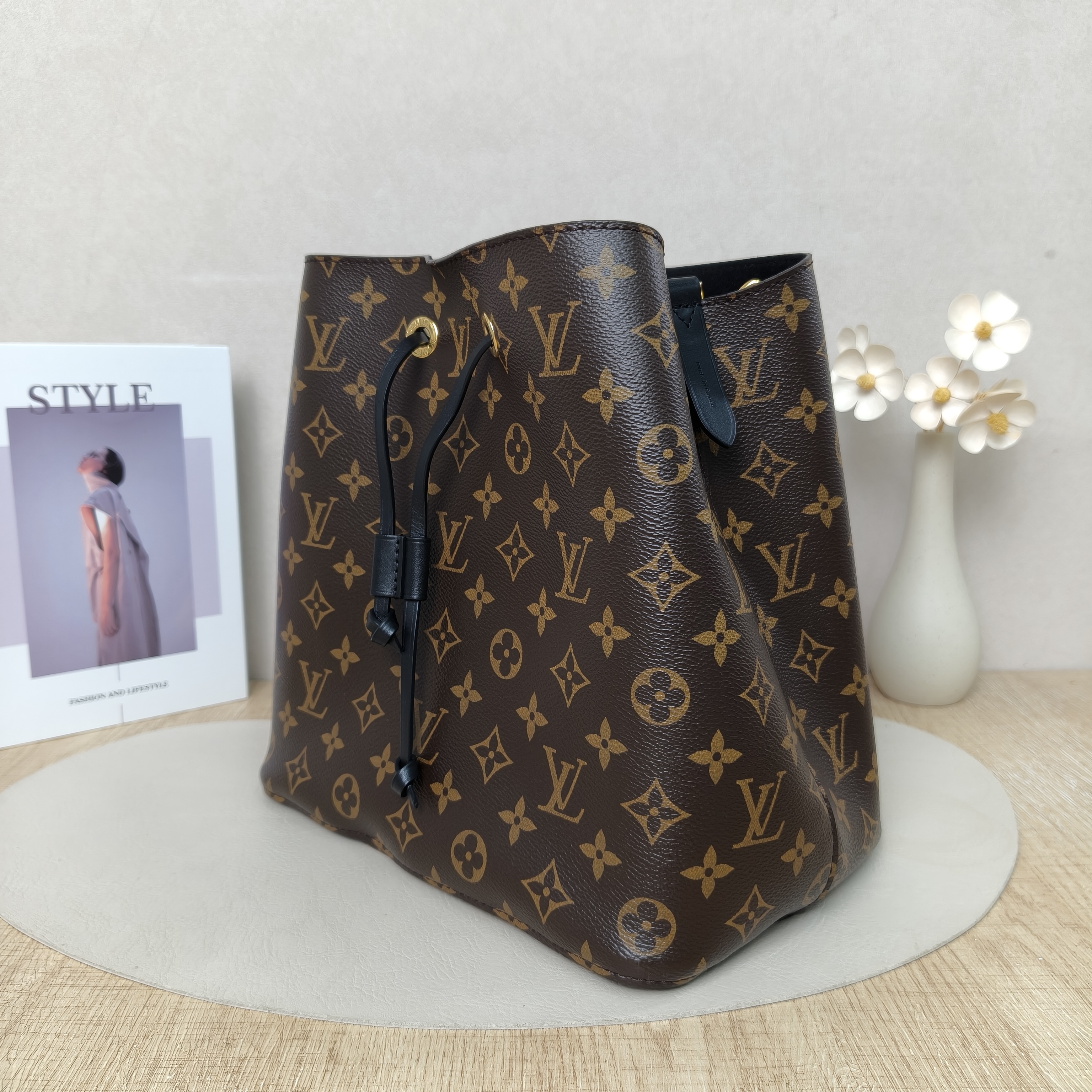 Louis Vuitton NÉONOÉBucket Bag Medium Monogram Microchip Edition · Shoulder Strap · 26 × 17.5 × 26 cm — cover view 7 of 10