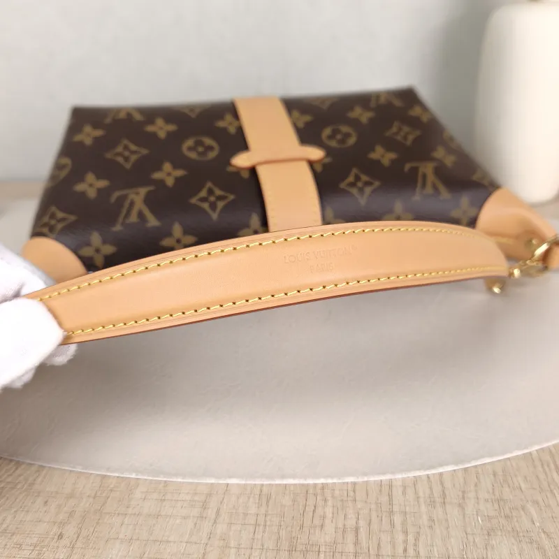 Louis Vuitton Shoulder Bag Pochette Mia Monogram PVC One Size 22 × 8 × 14.5 cm — detail view 5 of 10