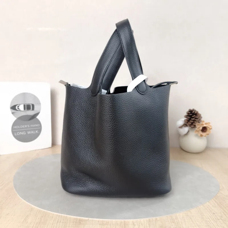 Hermès Top Handle Bag Picotin Lock 22 22Black TC Calfskin Medium22 × 18 × 21 cm — detail view 16 of 18