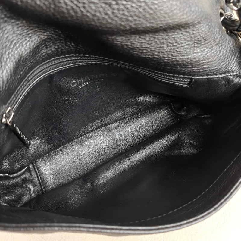 Chanel Shoulder Bag Black Calfskin 24 × 6 × 14 cm 10 Conditioned — detail view 7 of 11