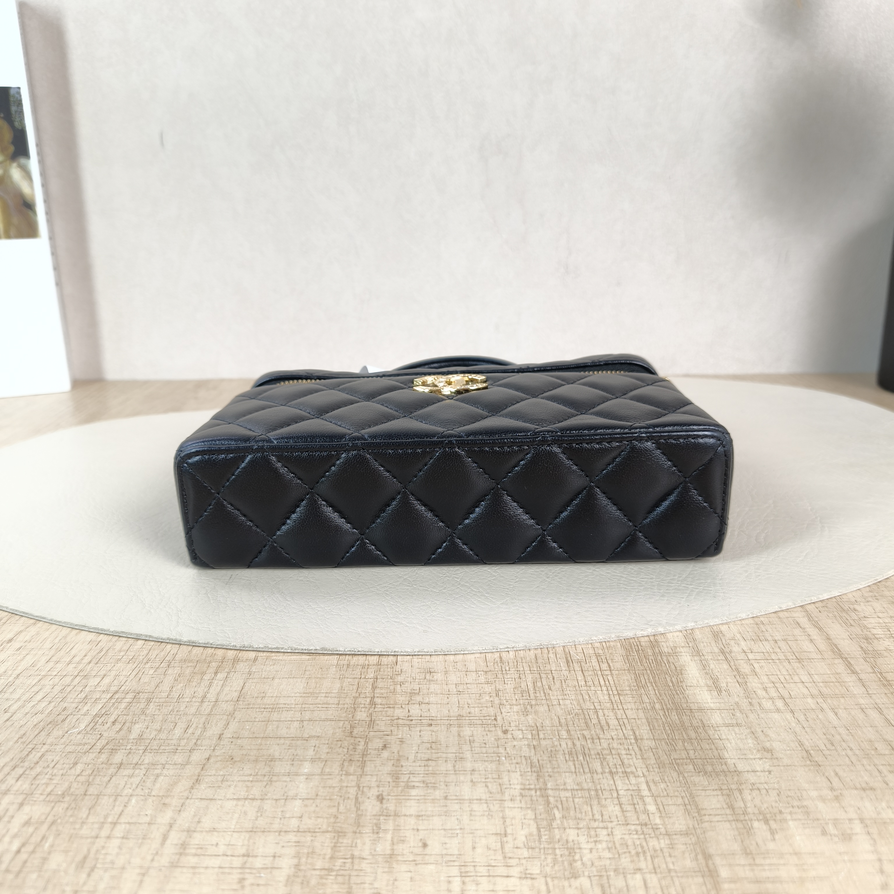 Chanel Crossbody Bag lp Box Bag Black Lambskin One Size19.5 × 5 × 17 cm — cover view 5 of 6