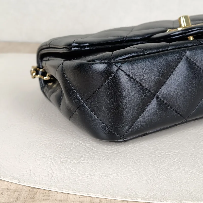 Chanel Crossbody Bag Black Lambskinmini19 × 6 × 12 cm — detail view 12 of 18