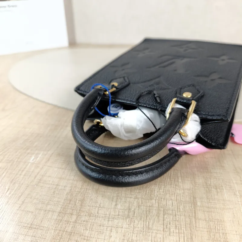 Louis Vuitton Crossbody Bag PETIT SAC PLAT Mini Black Calfskin Mini 14 × 5 × 17 cm — detail view 6 of 10