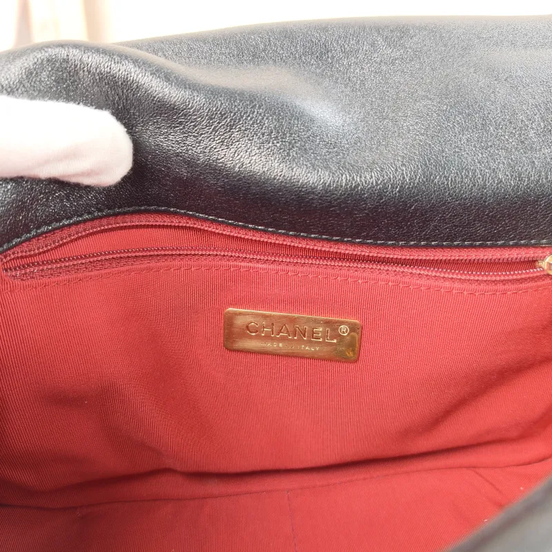 Chanel Crossbody Bag 19Bag Black SL ambskin Small 26 × 9 × 16 cm 28 — detail view 10 of 13