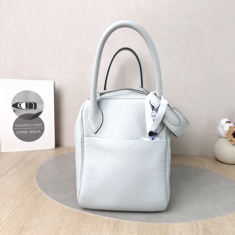 Hermès Crossbody Bag Lindy 30 Taurillon Clemence TC Calfskin One Size30 × 15 × 19 cm — detail view 4 of 14