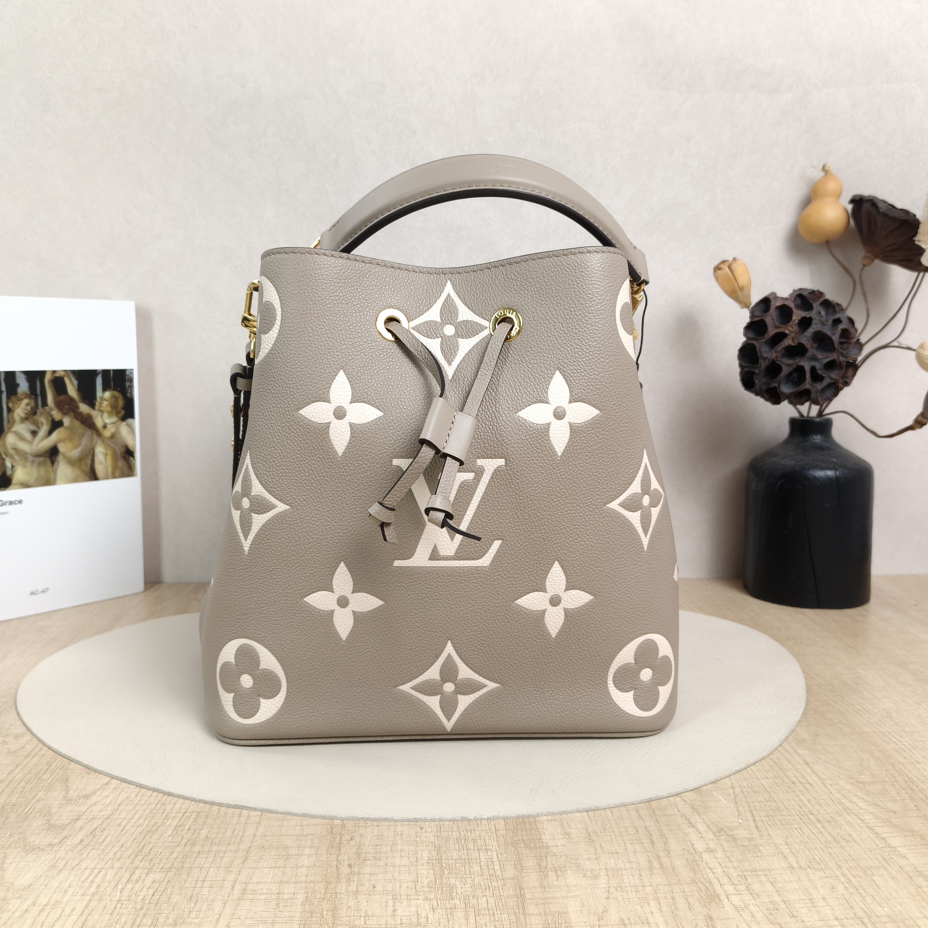 Louis Vuitton Shoulder Bag NÉONOÉ Bucket Bag · White Empreinte Embossed Calfskin Monogram Medium26 × 17.5 × 26 cm