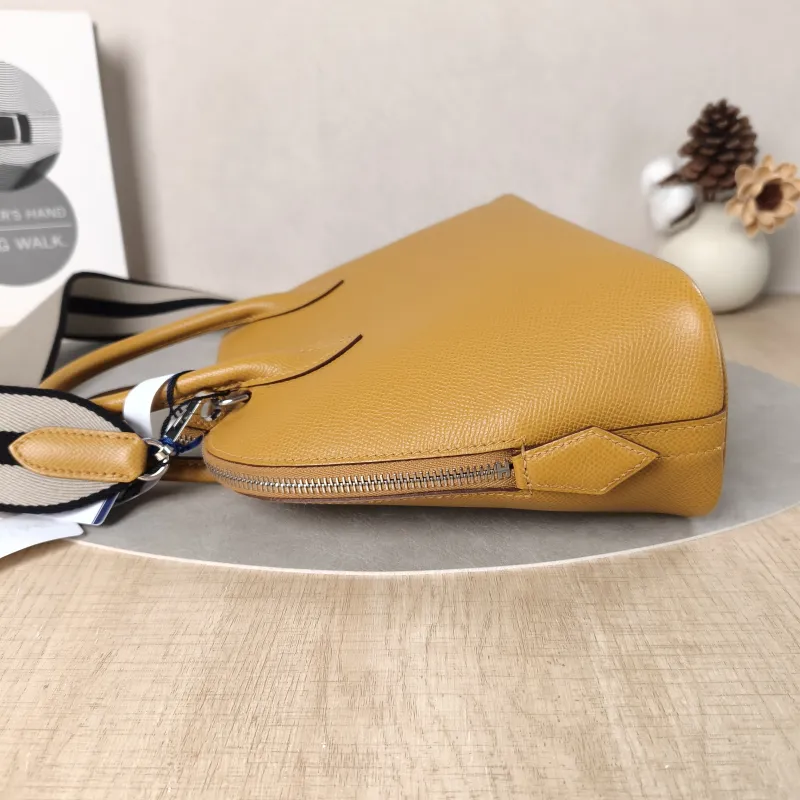 Hermès Crossbody Bag Bolide 1923 Top Handle Bag Epsom Calfskin Small25 × 10.5 × 20 cm — detail view 2 of 13
