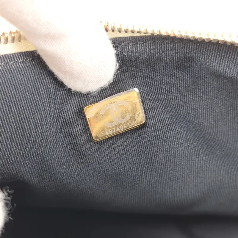 Chanel Crossbody Bag White Lambskin One Size 23 × 6 × 17 cm — detail view 9 of 13
