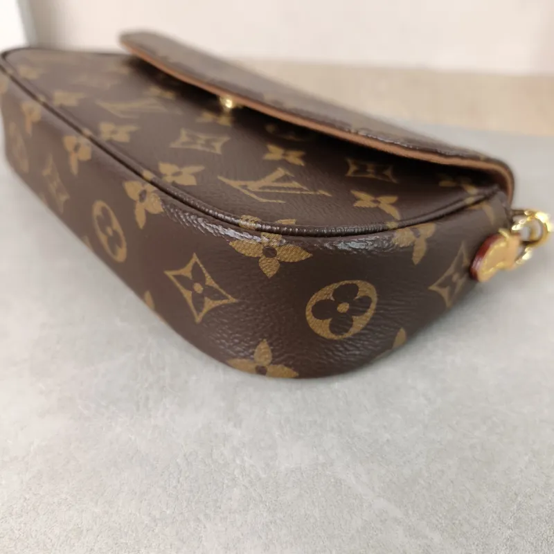 Louis Vuitton Crossbody Bag IVY Monogram PVC Small23.5 × 4.3 × 12 cm — detail view 4 of 13