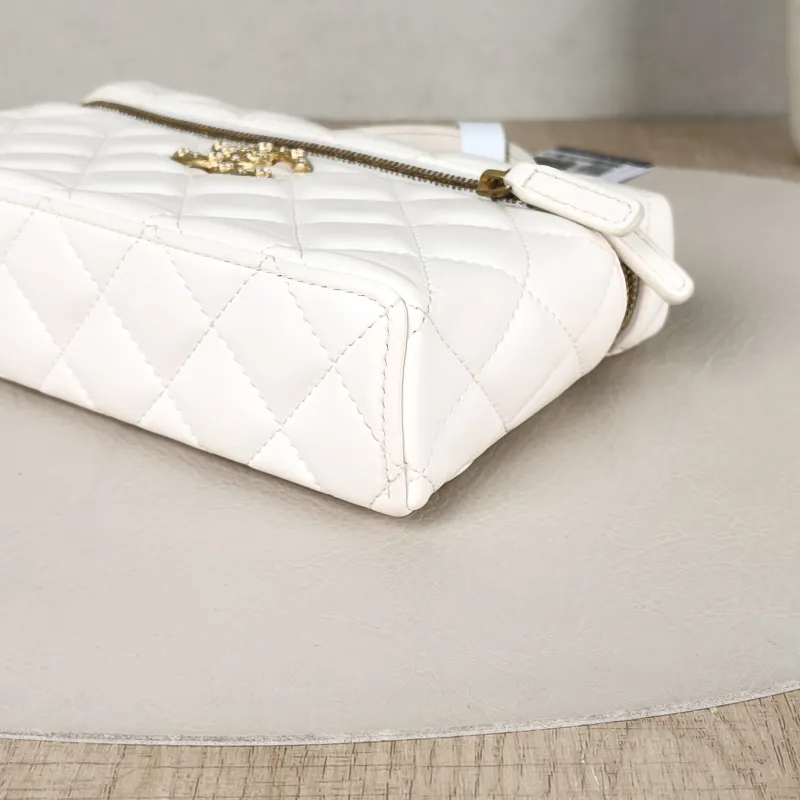 Chanel Crossbody Bag26c lp Vanity Case Bag White Calfskin One Size19.5 × 5 × 17 cm — detail view 10 of 13