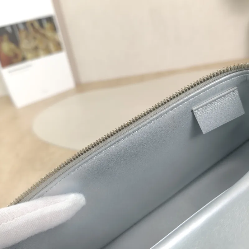 Chanel Top Handle Bag lp Silver Waxed Leather One Size19.5 × 5 × 17 cm — detail view 8 of 13