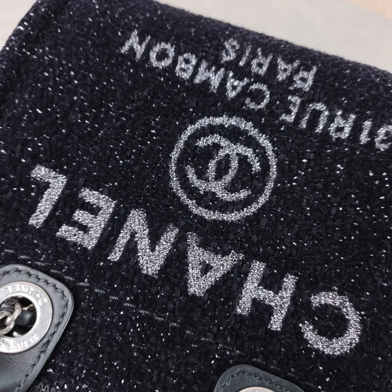 Chanel Shoulder Bag Black Mini 19 × 11 × 16 cm — detail view 3 of 12