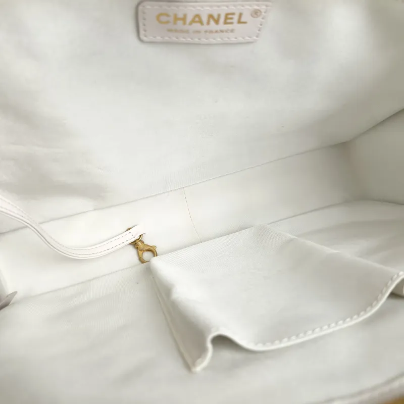 Chanel Shoulder Bag tote White Grained Calfskin 34 × 10 × 25.5 cm 31 — detail view 10 of 13