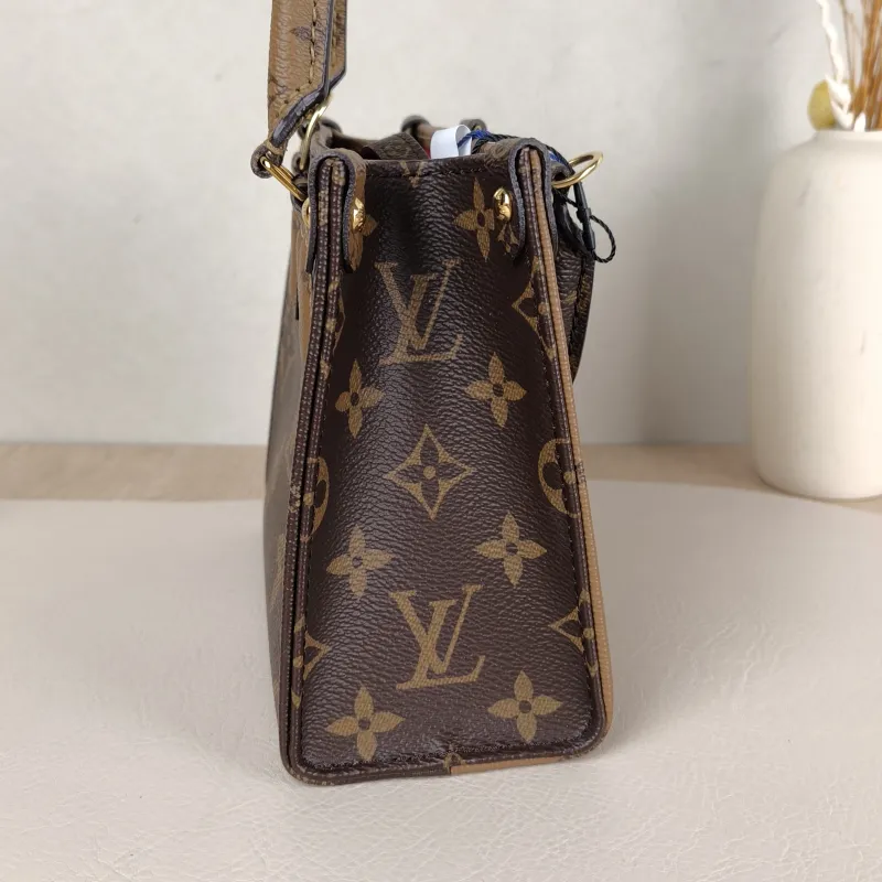 Louis Vuitton Crossbody Bag Onthego BB Monogram PVCBB18 × 8.5 × 15 cm — detail view 6 of 10