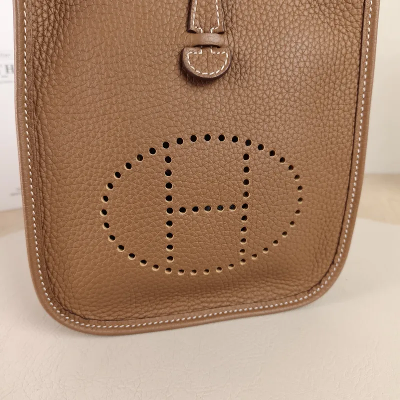 Hermès Crossbody Bag Evelyne Mini 16 Mini 16 Clemence Taurillon TC Calfskinmini17 × 5.5 × 18 cm — detail view 4 of 9