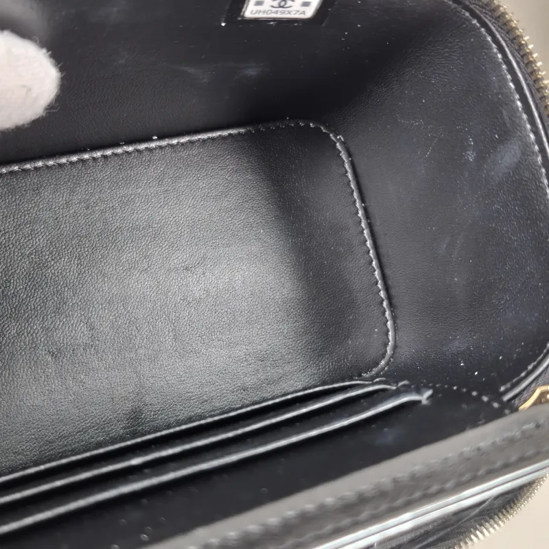 Chanel Crossbody Bag Edition Black Grained Calfskinmini16 × 8 × 9.5 cm — detail view 13 of 16