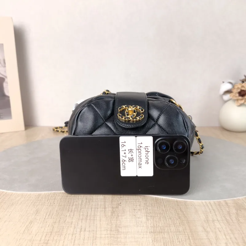 Chanel Crossbody Bag Black Lambskin One Size 23 × 14 × 11 cm — cover view 3 of 6