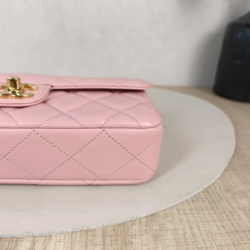 Chanel Crossbody Bag Collection Baguette Bag Pink Lambskin Small 21.5 × 4 × 12 cm — detail view 2 of 11