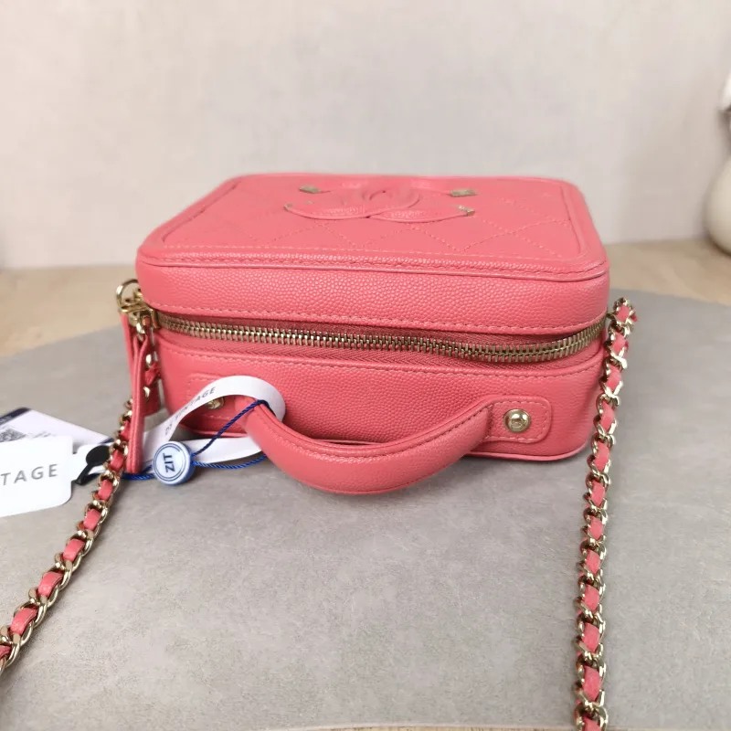 Chanel Crossbody Bag CC Filigree Vanity Cosmetic Bag Pink Grained Calfskin Small 17 × 7 × 13 cm 29 — detail view 3 of 15