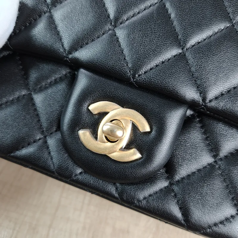 Chanel Crossbody Bag Black Lambskin One Size17 × 8 × 13.5 cm — detail view 4 of 12