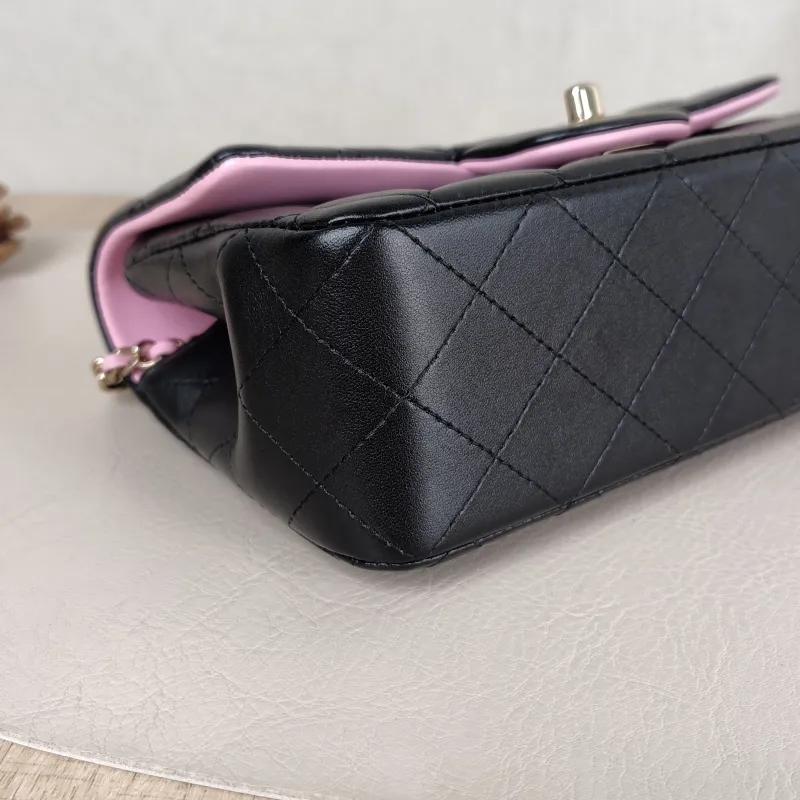 Chanel Crossbody Bag mini Black · Pink Lambskin mini 20 × 6 × 12 cm — detail view 12 of 14