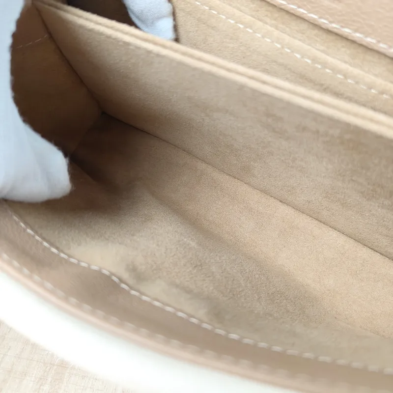 Louis Vuitton Shoulder Bag Very Chain Chain Bag Calfskin One Size24 × 8 × 15 cm — detail view 9 of 14