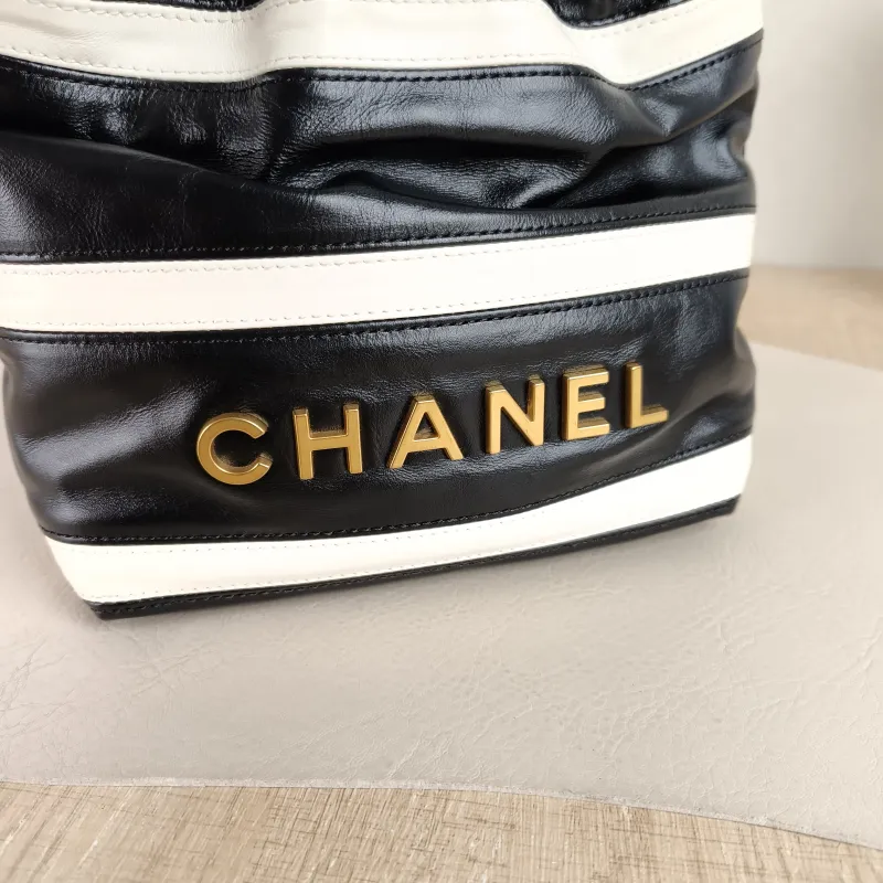 Chanel Crossbody Bag22Bag Black White Calfskinmini20 × 6 × 19 cm — detail view 9 of 10