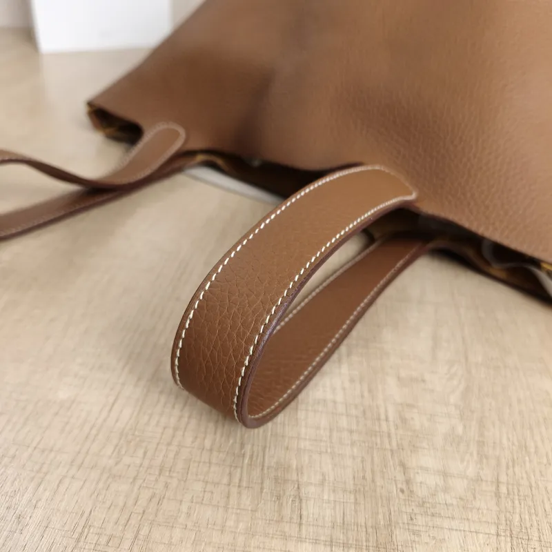 Hermès Top Handle Bag Picotin Lock 22 22 Clemence Taurillon TC Calfskin Medium22 × 18 × 21 cm — detail view 3 of 6