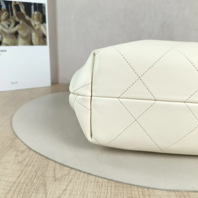 Chanel Crossbody Bag hobo White Lambskin One Size 27 × 11 × 24 cm — detail view 3 of 12